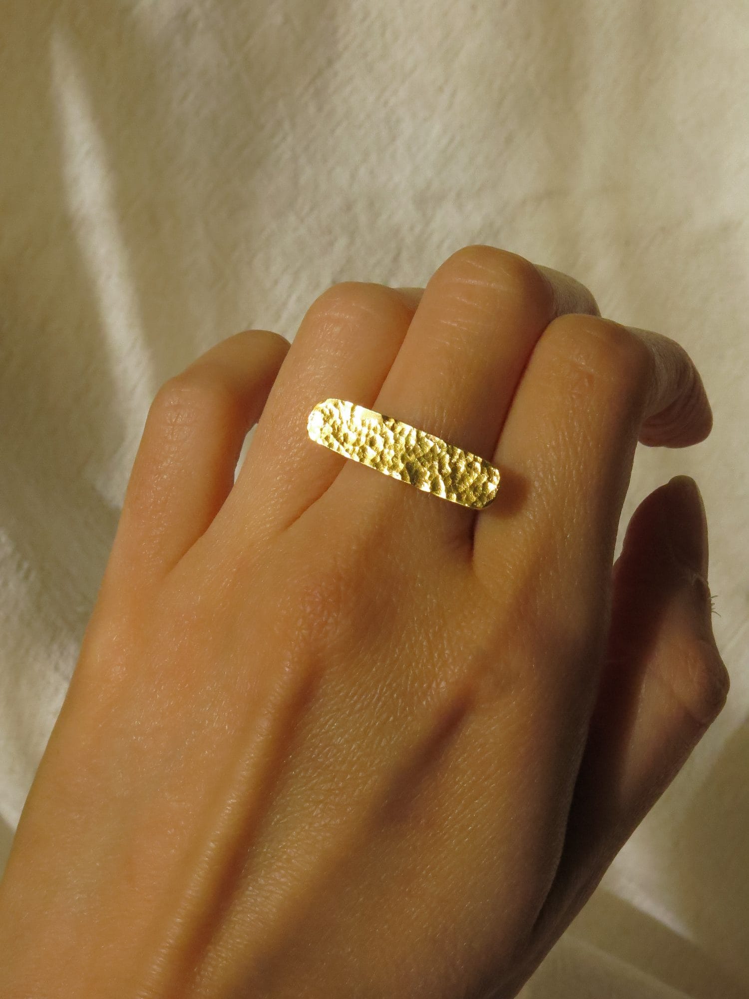 Bague Bela – Laiton plaqué or martelé