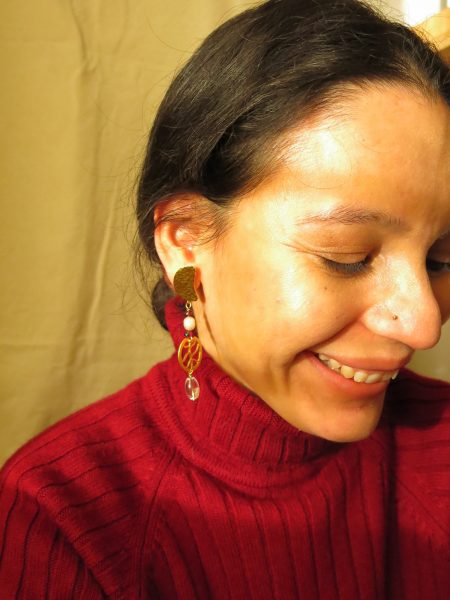 Boucles d&rsquo;oreilles Naia – Victoria Amazonica, grenat & perles | Amulette force & résilience
